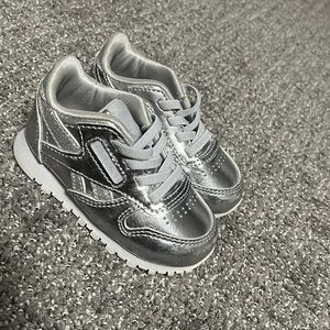 5C silver metallic Reebok girls shoe